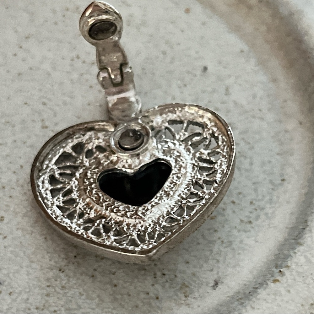 🖤Heart Shaped Magnetic Pendant - Picture 2 of 4